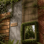 idee pour cacher un mur exterieur avec plantes bois et miroir