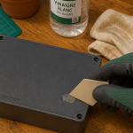 enlever de la colle forte sur du plastique avec carte et huile