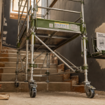 Astuce echafaudage escalier : vérins réglés et garde-corps en place