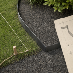 Bordure de jardin en metal en acier : séparation pelouse et gravier, installation autour d’un massif