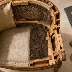 Fauteuil ancien sur table, détails en bois et garniture, identification style et valeur