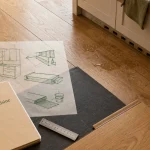 Parquet flottant dans une cuisine, pose flottante près de l’évier