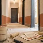 Couleur peinture pour couloir lumineux, mur beige et soubassement brun, couloir étroit