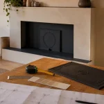Habillage ancienne cheminée en placo beige, niche gris charbon et finitions nettes
