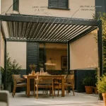 Terrasse couverte maison avec pergola aluminium à lames orientables et stores latéraux